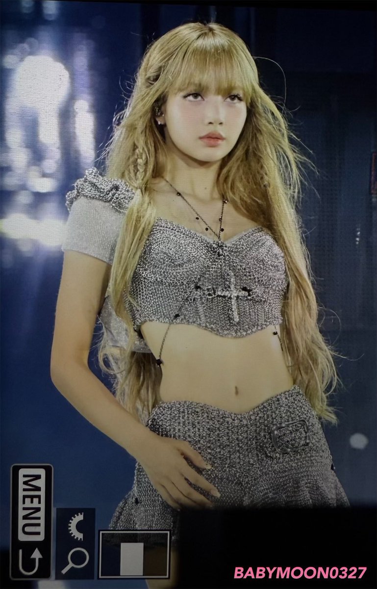 บาร์บี้ที่มีชีวิต 

LISA ROCKS GOYANG STADIUM 
#DEADLINEinSeoul_LISA