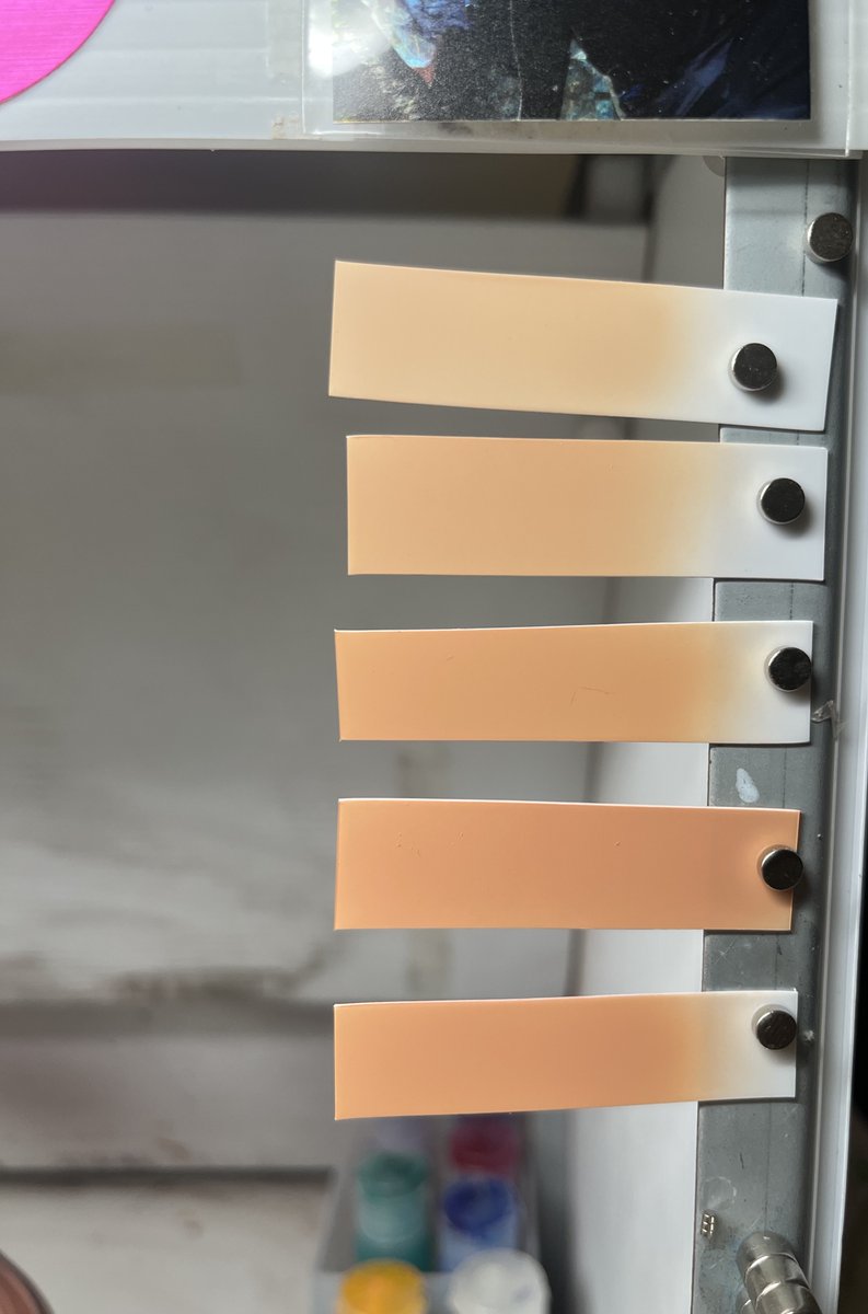 調色下手でどうしてもテストピースが多くなるから大変で最近は塗った順にどう変わったかブースの端に付けて確認してる。