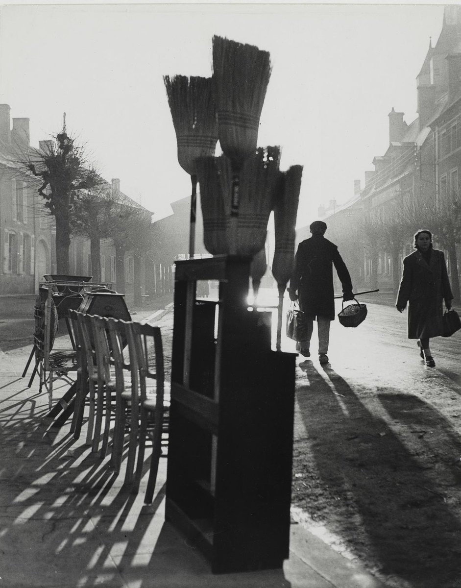 L'essere è brillantemente aduso a perdersi di vista, poiché, nell'asperità d'un enigmatico riflettere, reca alla luce l'oscurità che da sempre lo precede.

#BricioleDiPensieri
Misure senza sestante 

#photo Sabine Weiss