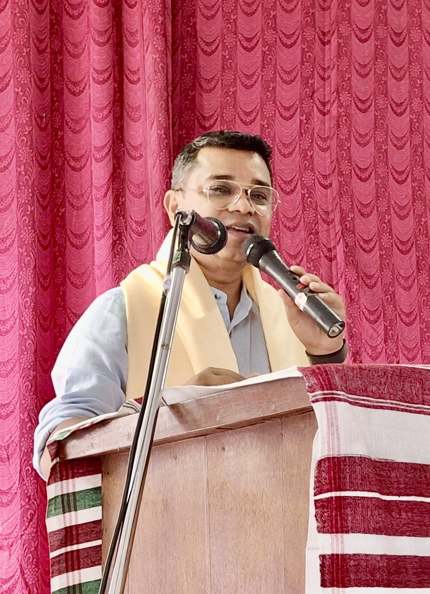 आदिवासियों में सामाजिक न्याय एवं सशक्तिकरण में कोई एक व्यक्ति विशेष, एकमात्र विशेषज्ञ हो ही नहीं सकता। 
जिस समाज में सामूहिकता ही सबसे बड़ी ताक़त है 
वहाँ कोई एक व्यक्ति विशेषज्ञ बनकर अकेला दूसरों के लिए कैसे निर्णय ले सकता है। 
सवालों का जवाब, सामूहिकता विमर्श पर है। मैं तो कण