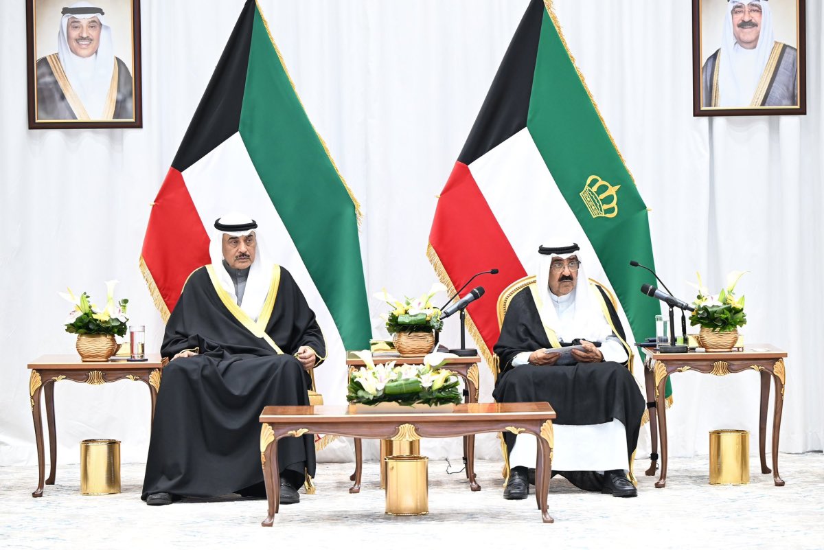 في حضرة القيادة تتجلى مهابة الدولة، وفي ظل حكمكما نستظل بالأمن والكرامة.
عهدُنا بكم ثابت، وولاؤنا راسخ، ودعاؤنا أن يحفظكما الله ذخرًا للكويت وشعبها.
صورة تختصر الهيبة، وتجسد الحكمة، وتبعث فينا الطمأنينة بأن الكويت بخير ما دام في قيادتها رجال أوفياء.” 🇰🇼

الولاء والسمع والطاعة