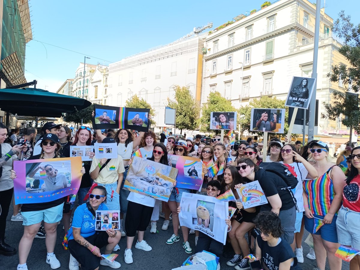 wisermaf13's tweet photo. Out and proud! 🏳️‍🌈🏳️‍🌈🏳️‍🌈
Internationals and Italians united marching in Pride Napoli 2025!
We are here fighting for visibility,respect, acceptance and love! 🇬🇷🇮🇹🏳️‍🌈

#zeudixnapolipride 
#zeudiners 
#napolipride 
#LGBTQ https://t.co/IIQCxJ46tc