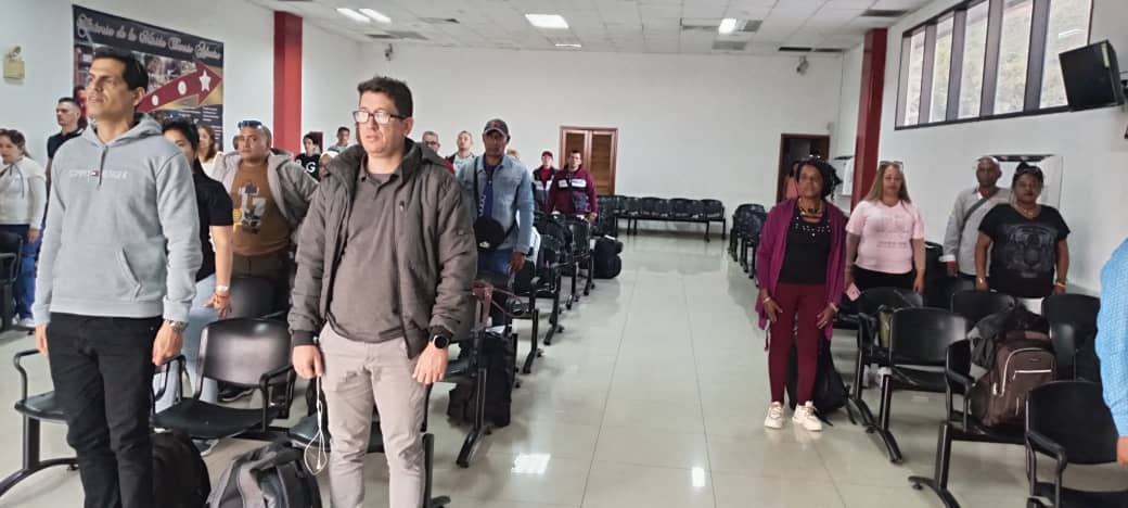 "Ser internacionalista es saldar nuestra deuda con la humanidad. Quien no sea capaz de luchar por otros, no será nunca suficientemente capaz de luchar por sí mismo". Se realiza acto de despedida a colaboradores de fin de misión.
¡¡¡Feliz regreso a la Patria!!!
#CubaPorLaVida