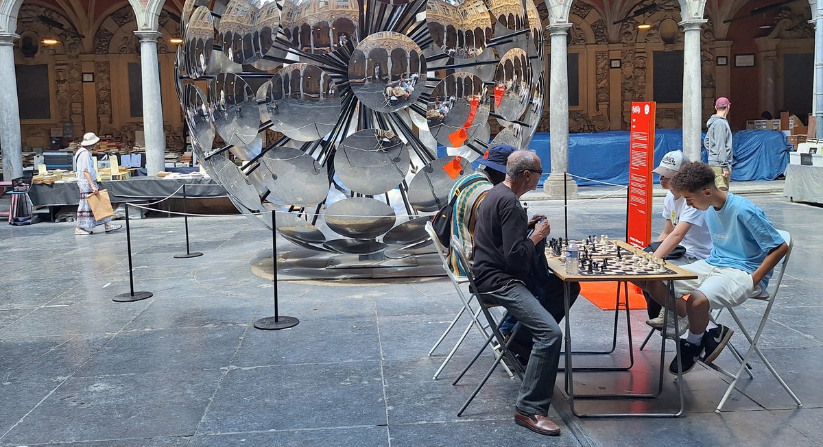 DBoudin's tweet image. The chess game
#street #streetlife #streetphotography 
#Lille #France 
#photooftheday
#chessgame 
#echecs 
#chessplayer
#vieillebourse