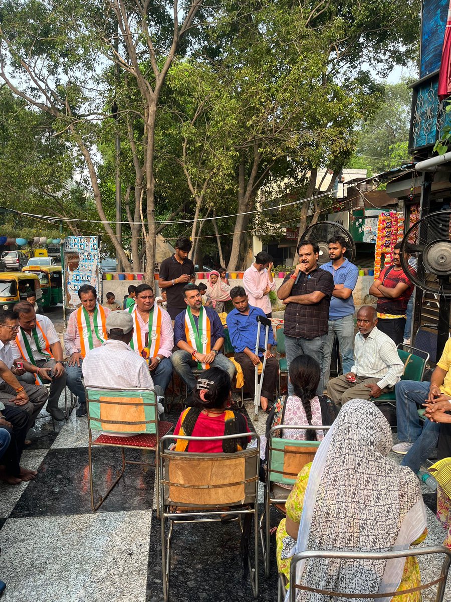 "बारिश के बावजूद, एंड्रयूज़ गंज ब्लॉक, कस्तूरबा नगर विधान सभा की मासिक मीटिंग में सभी साथियों का आना अद्भुत था! आपकी भागीदारी के लिए धन्यवाद। जहाँ झुग्गी वहाँ प्यार और सम्मान ॥.<a href="/harnamsingh5968/">HARNAM SINGH (हरनाम सिंह)</a>