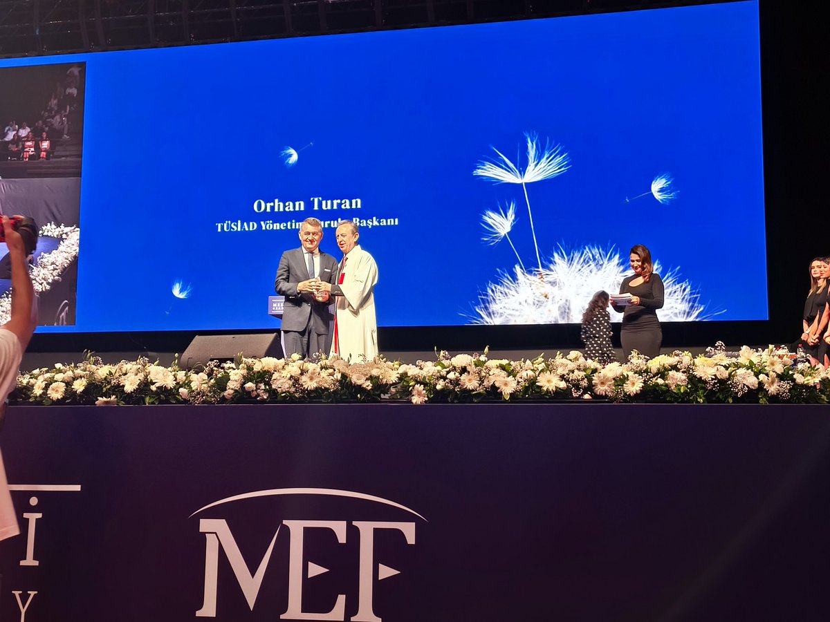 Ertugrul Cimen (@cimenertugrul) on Twitter photo Bugün <a href="/MEFuniversitesi/">MEF Üniversitesi</a> mezuniyet töreninde geleceğe umutla bakan iki liderin ağzından iki harika vizyon konuşması dinledik. Bugün <a href="/MEFuniversitesi/">MEF Üniversitesi</a> mezuniyet töreninde geleceğe umutla bakan iki liderin ağzından iki harika vizyon konuşması dinledik.