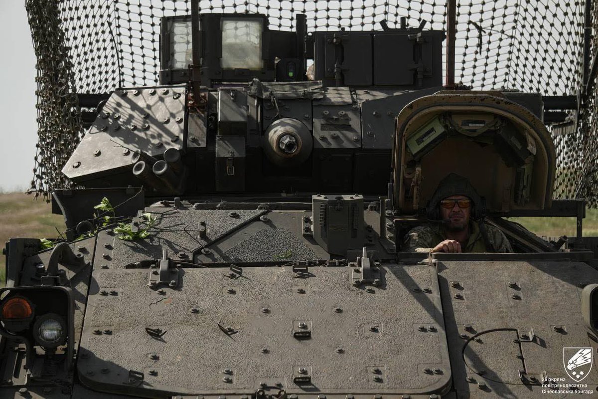 🪖MilitaryNewsUA🇺🇦 (@front_ukrainian) on Twitter photo ❗️🇺🇦Ukrainian military personnel from the 25th Airborne Brigade received 🇺🇸American M2 Bradley IFVs ❗️🇺🇦Ukrainian military personnel from the 25th Airborne Brigade received 🇺🇸American M2 Bradley IFVs