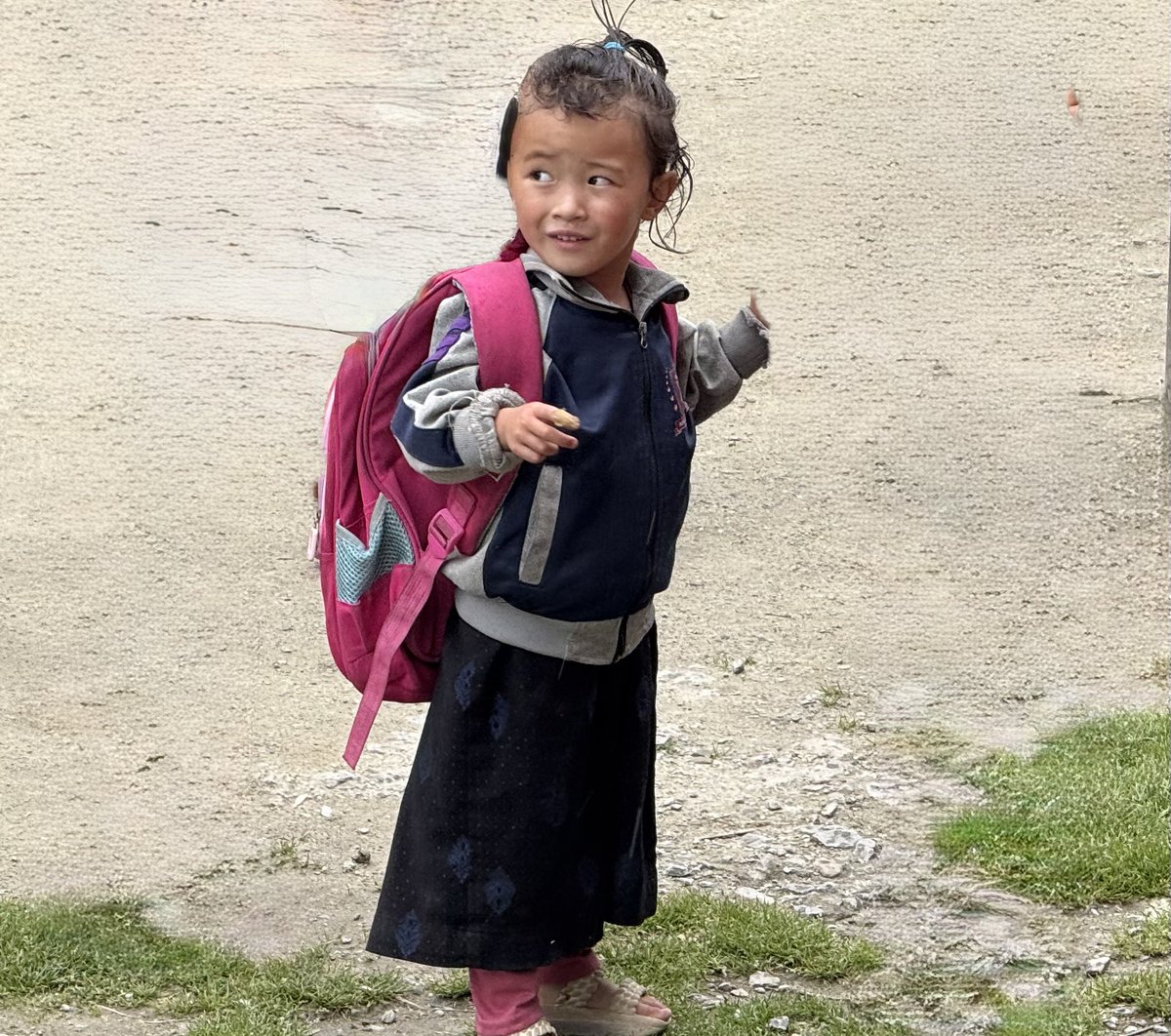 ... bis zu zwei Stunden Schulweg zu Fuss pro Tag - kein Elterntaxi.... die Lehrerin ihren Schatz auf dem Rücken während des Unterrichts - keine Kita.  In diesem Dorf an der Grenze Napal/Tibet macht man sich so seine Gedanken zur Welt in der wir bei uns leben….