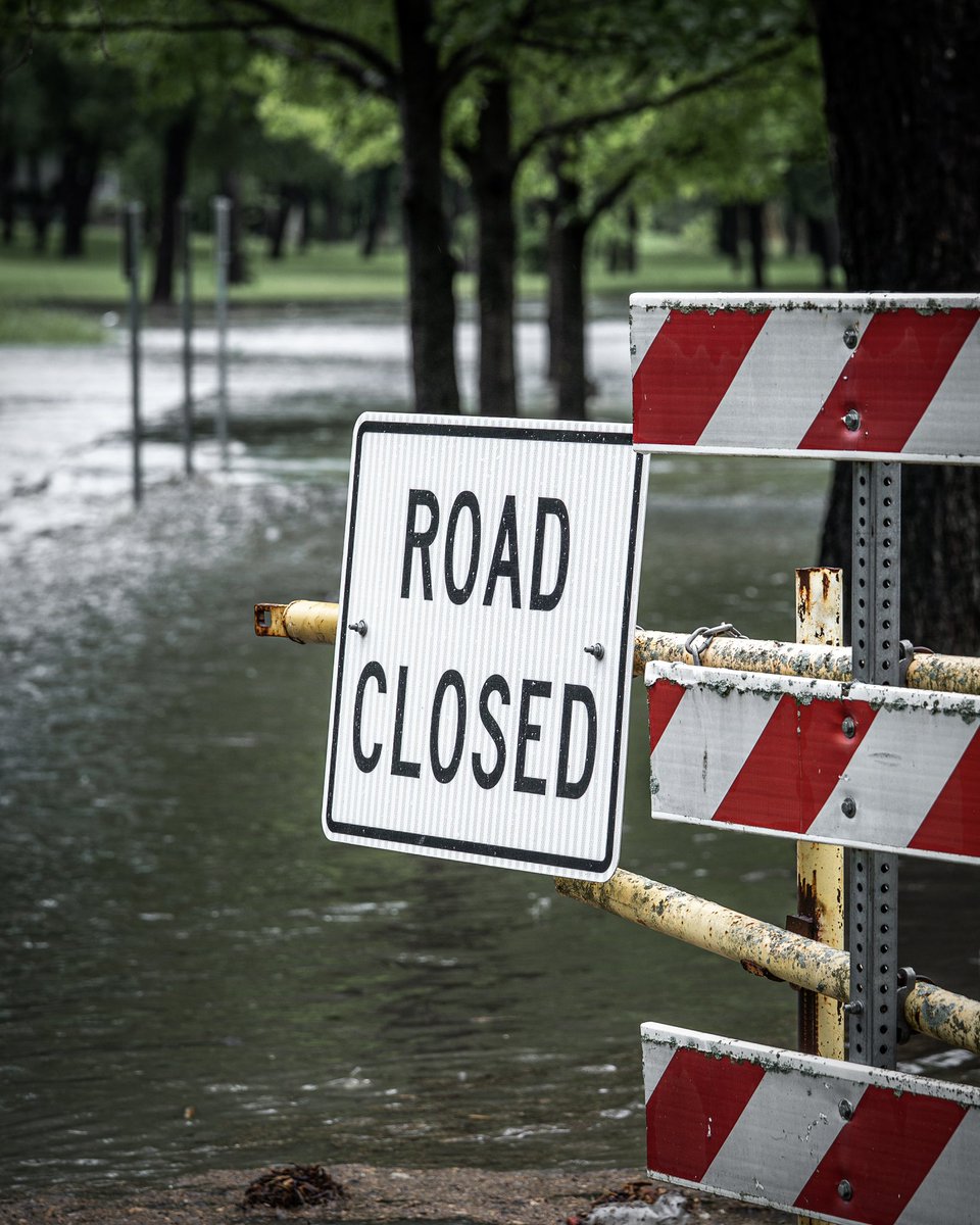 roundrockpolice's tweet image. Central Texas roads are slick after recent heavy rain, with more showers and thunderstorms expected throughout the day.
Please slow down and use extreme caution when driving:
• Stay weather-aware—sign up for emergency alerts at warncentraltexas.org
• Adjust to road…