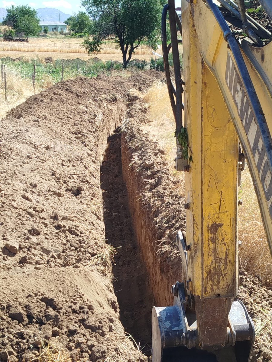 Belediyemiz ekipleri, Aka mezrasında caminin altyapı ihtiyacını karşılamak üzere başlattığı çalışmalarda 350 metre uzunluğunda kanal kazdı. Yapılan kazı çalışmasıyla caminin atık su tahliyesini sağlayacak kanalizasyon hattının zemin hazırlığı tamamlandı.