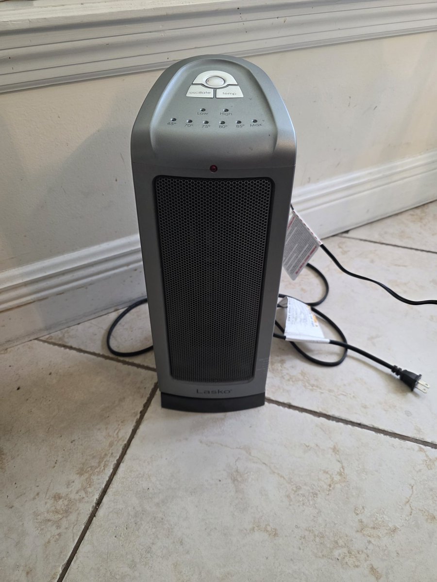 kiretoce's tweet image. The heaters I use to keep me warm even though it&apos;s summertime right now. A table top heater and a floor space heater. #strokesurvivor #strokerecovery