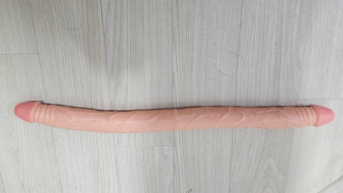 바이 초대녀랑 양쪽에 꽂아두고 자위시키기도 하구, 딥스롯 대결해서 잘 못하는 사람이 뺨맞구 진사람은 옆에가서 애널플러그 끼고 흡착딜도로 자위하면서 배 밟히기 하면 재밌겠다!! 아니면 구속구 문에 걸어두고 배빵 맞기 아흑 꼴려💦💦