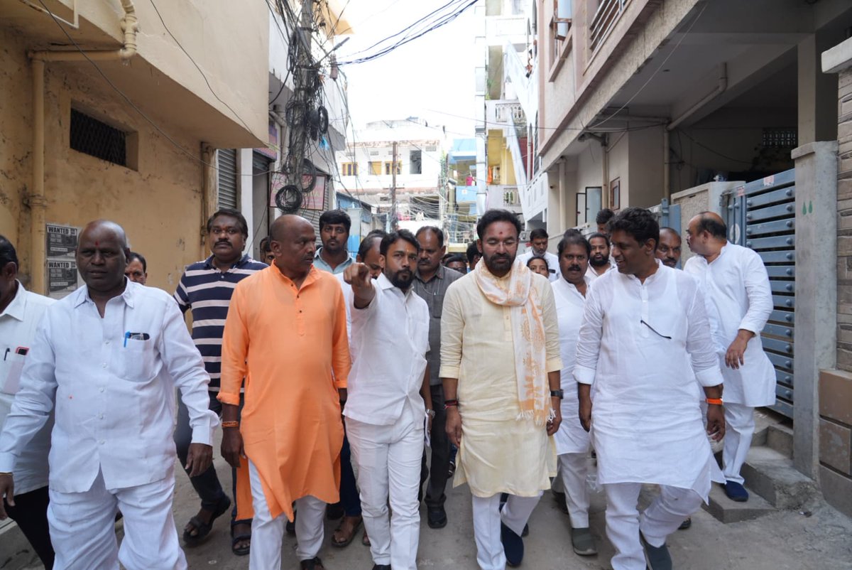 kishanreddybjp's tweet photo. జూబ్లీహిల్స్ అసెంబ్లీ పరిధిలో యూసఫ్‌గూడ డివిజన్‌లోని  శ్రీ కృష్ణా నగర్  బస్తీలో ఇవాళ పర్యటించాను. ఈ సందర్భంగా బస్తీవాసుల సమస్యలను అడిగి తెలుసుకుని వెంటనే వాటిని పరిష్కరించాలని సంబంధిత అధికారులను ఆదేశించాను. వీధి లైట్లు, డ్రైనేజీ, నాలా సమస్యలు ప్రధానంగా చర్చకు వచ్చాయి. https://t.co/VoxYaPJ1wr
