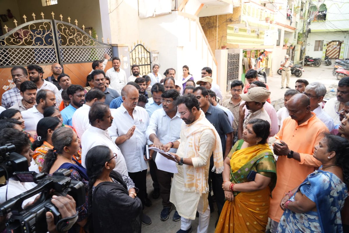 kishanreddybjp's tweet photo. జూబ్లీహిల్స్ అసెంబ్లీ పరిధిలో యూసఫ్‌గూడ డివిజన్‌లోని  శ్రీ కృష్ణా నగర్  బస్తీలో ఇవాళ పర్యటించాను. ఈ సందర్భంగా బస్తీవాసుల సమస్యలను అడిగి తెలుసుకుని వెంటనే వాటిని పరిష్కరించాలని సంబంధిత అధికారులను ఆదేశించాను. వీధి లైట్లు, డ్రైనేజీ, నాలా సమస్యలు ప్రధానంగా చర్చకు వచ్చాయి. https://t.co/VoxYaPJ1wr