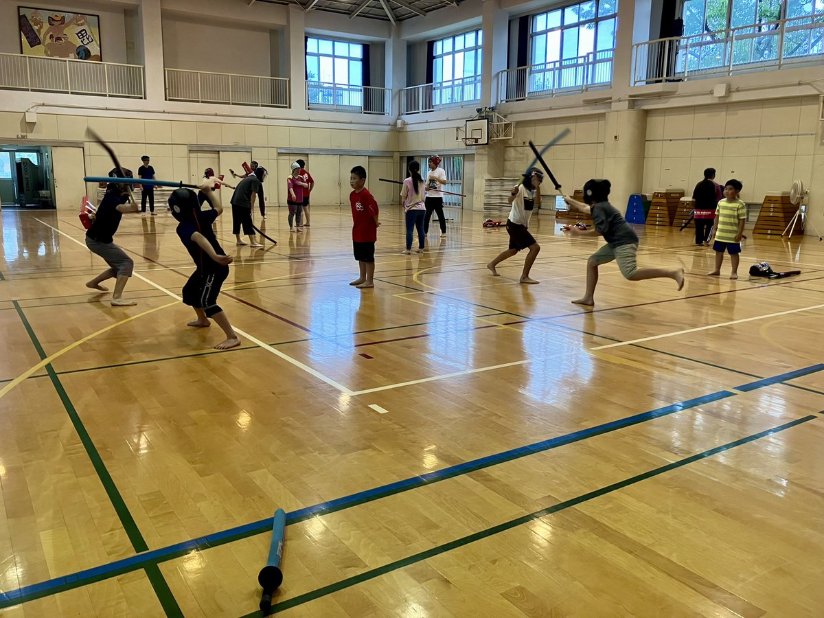 SSCC20062024's tweet photo. 今日からSSCC、長谷部門下では昇級昇段審査がサークルごとに順次スタート。

来週審査のサークルでは審判練習のため3〜4人1組で試合稽古をしました。

自分たちで審判をすると、「分かりやすい試合」に目が向きます。審判に苦戦したグループも経験値は上がるので大丈夫。

猛暑の中の審査、がんばれ。 https://t.co/UoSXU6IwG4