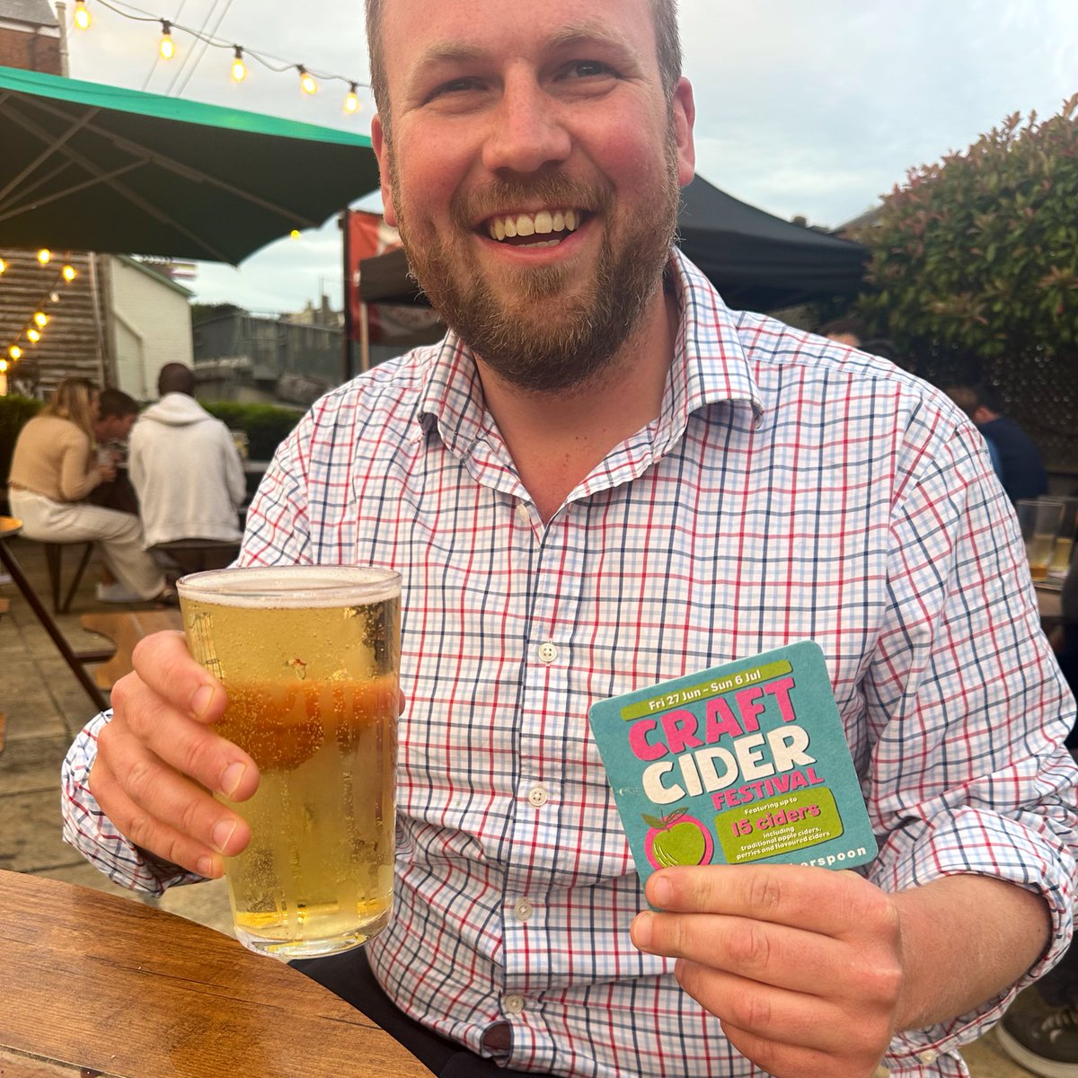 JPBWFarm's tweet image. As a Somerset lad, you’ll never find me far from a cider! Love them or loathe them, @jdwtweetsuk is backing British brands especially South West cider makers. Great to visit the White Bull in Tiverton for a pint!