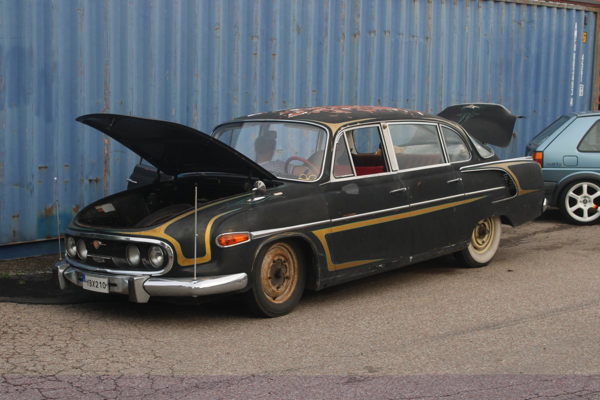 I onsdags kväll var det #grillparty vid VW-garaget som sig bör när Västerås Summer Meet är på gång. Nästan alla som räknas var där. / Last Wednesday #VästeråsSummerMeet was kickstarted with a traditional #barbecue outside the #VW garage. #carshow