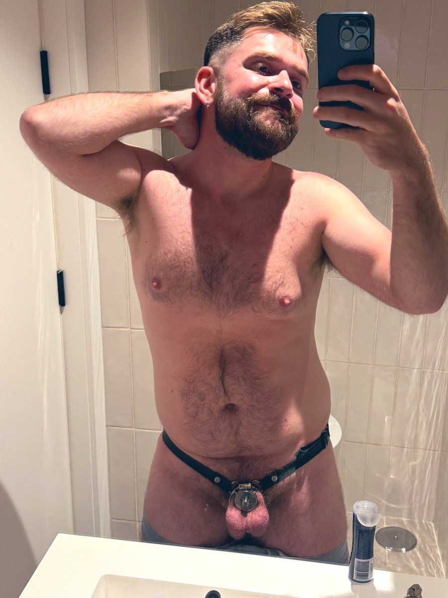 Long time without wearing that amazing flatcage … almost forget how good it feel 🤤🤤😈