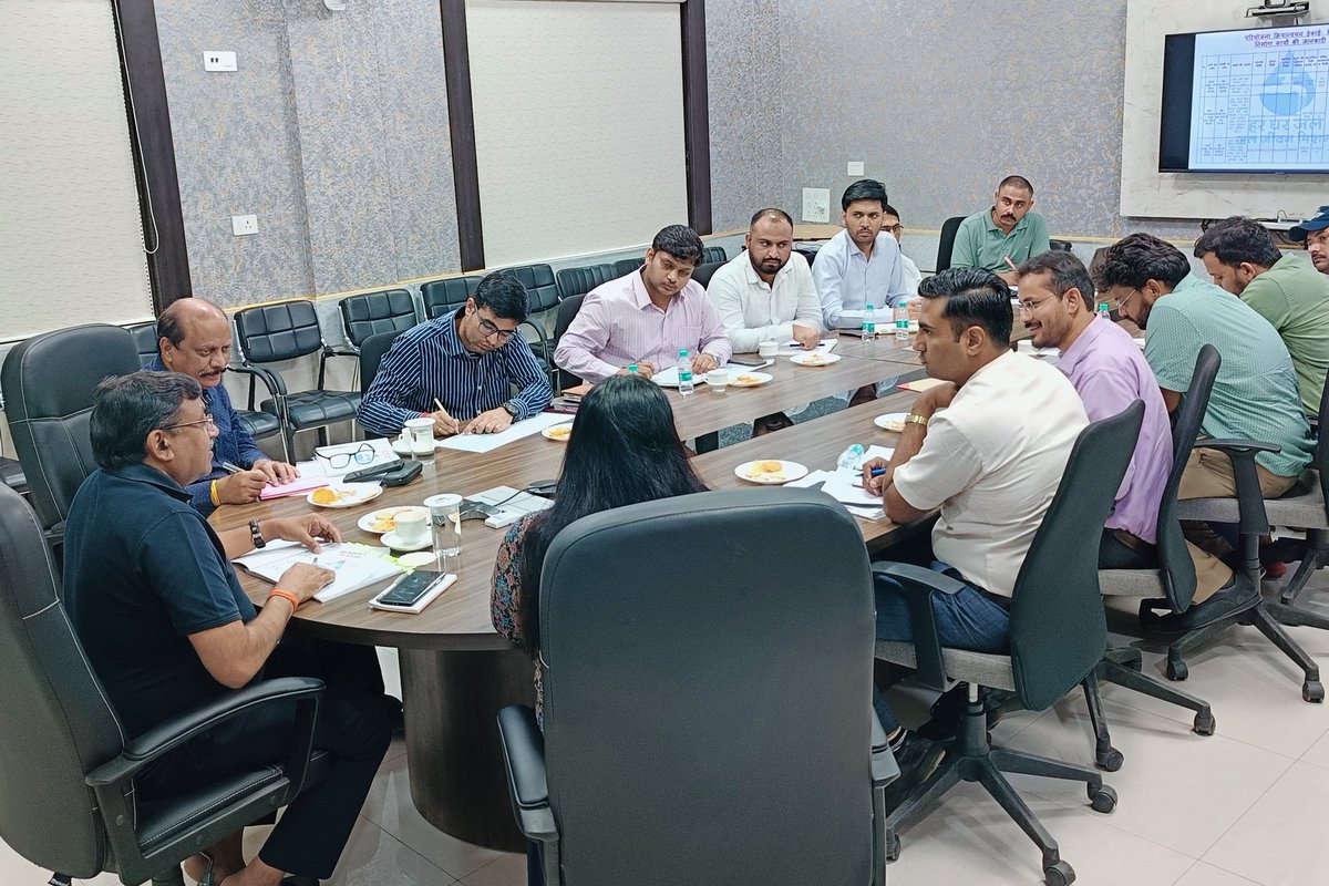 कमिश्नर बीएस जामोद ने बैठक में कहा कि संभाग के पाँच जिलों को पेयजल की आपूर्ति करने वाली बाणसागर बांध पर आधारित तीन बड़ी समूह नल-जल योजनाओं का कार्य तेजी से करें। निर्माण कार्य में किसी भी तरह की बाधा आने पर तत्काल अवगत कराएं। 

#JansamparkMP #Rewa