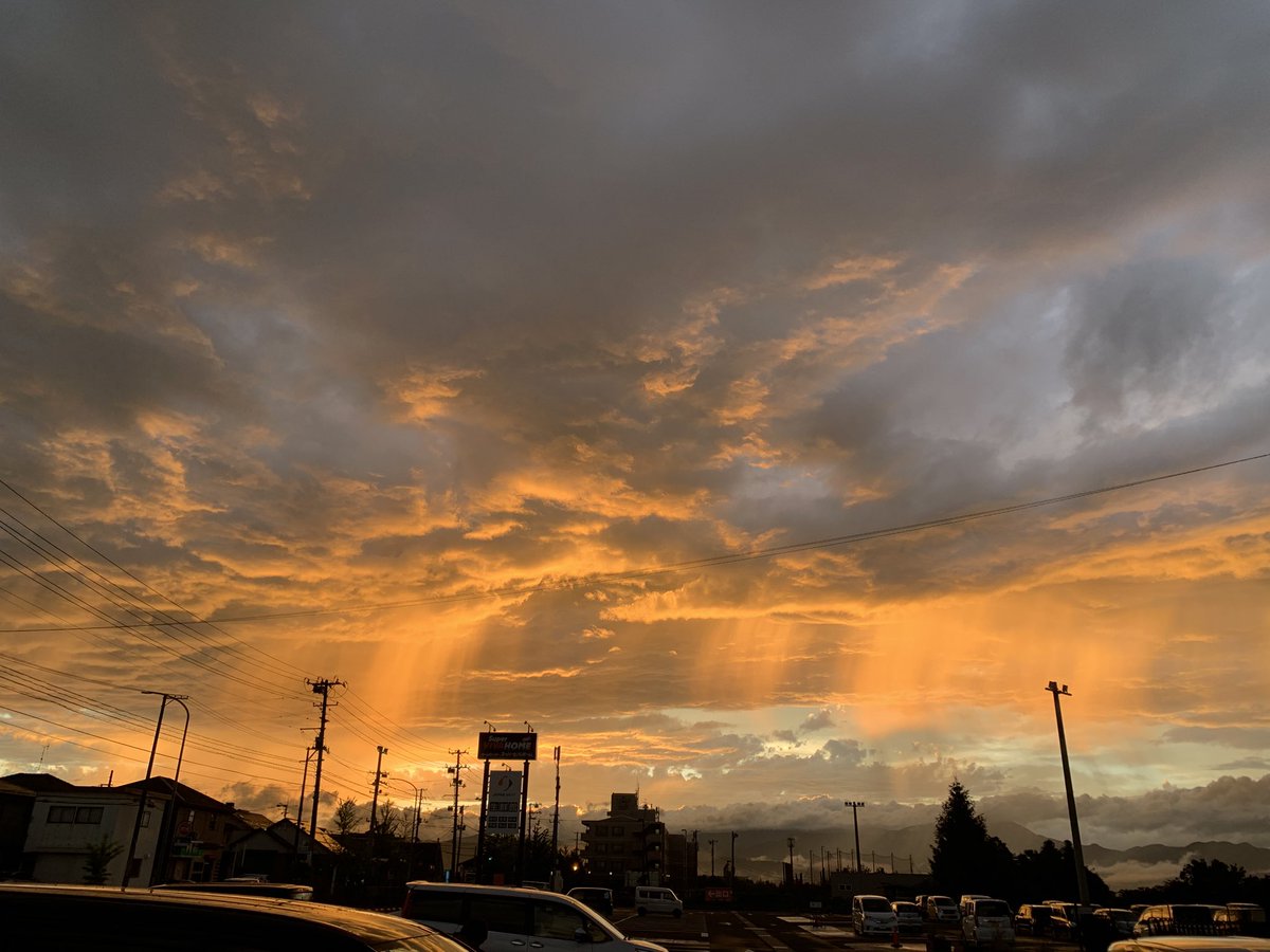 こんな風景みたら、また頑張ろうって思うよね
(先日、地元の夕暮れ時)