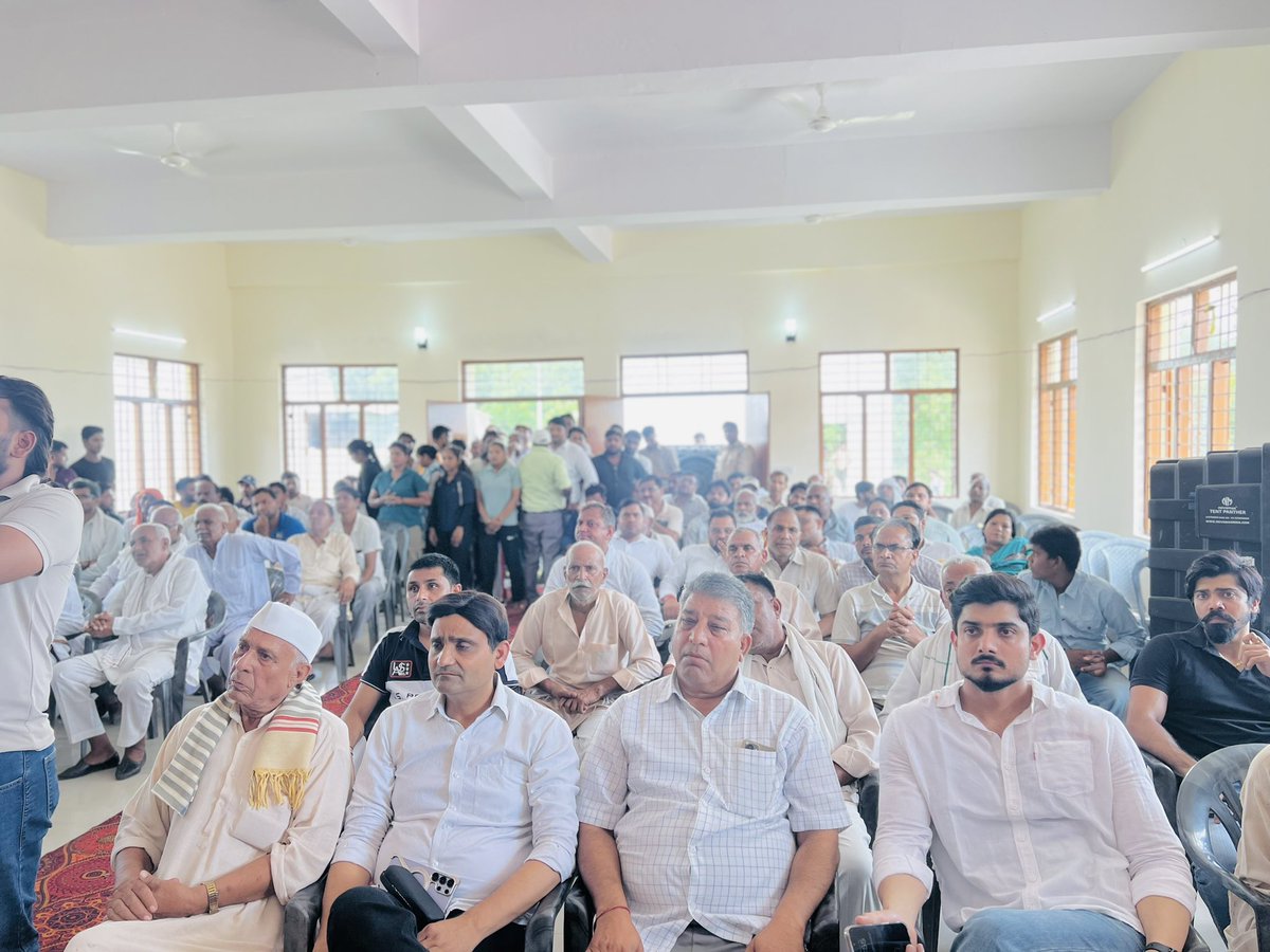 DhirendraGBN's tweet image. बेहतर समाज के निर्माण के लिए शिक्षा जरूरी। आज ग्राम सलेमपुर गुर्जर में प्रभारी मंत्री माननीय श्री @BrijeshSinghBJP जी के साथ राजकीय इंटर कॉलेज में निरीक्षण के दौरान उपस्थित लोगों से संवाद। #MLAJewar