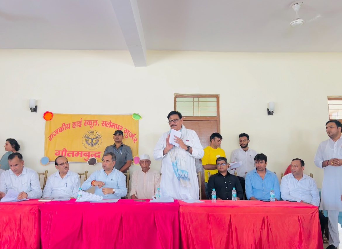 DhirendraGBN's tweet image. बेहतर समाज के निर्माण के लिए शिक्षा जरूरी। आज ग्राम सलेमपुर गुर्जर में प्रभारी मंत्री माननीय श्री @BrijeshSinghBJP जी के साथ राजकीय इंटर कॉलेज में निरीक्षण के दौरान उपस्थित लोगों से संवाद। #MLAJewar