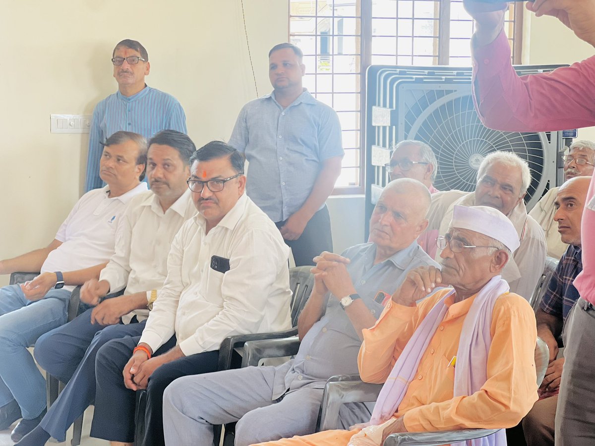 DhirendraGBN's tweet image. बेहतर समाज के निर्माण के लिए शिक्षा जरूरी। आज ग्राम सलेमपुर गुर्जर में प्रभारी मंत्री माननीय श्री @BrijeshSinghBJP जी के साथ राजकीय इंटर कॉलेज में निरीक्षण के दौरान उपस्थित लोगों से संवाद। #MLAJewar