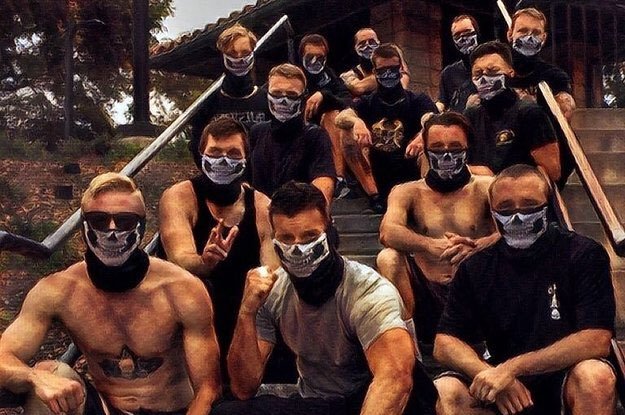 Aktivklubbarna är vit-maktnätverk som maskerar rekrytering och våldsträning som ”fys­pass”. Extremism­forskaren Alexander Ritzmann kallar dem ”ulvar i fårakläder”; Säpo bekräftar ras­ideologi och beskriver dem som inkörsport för unga till höger­extremt våld. Ändå bagatelliserar