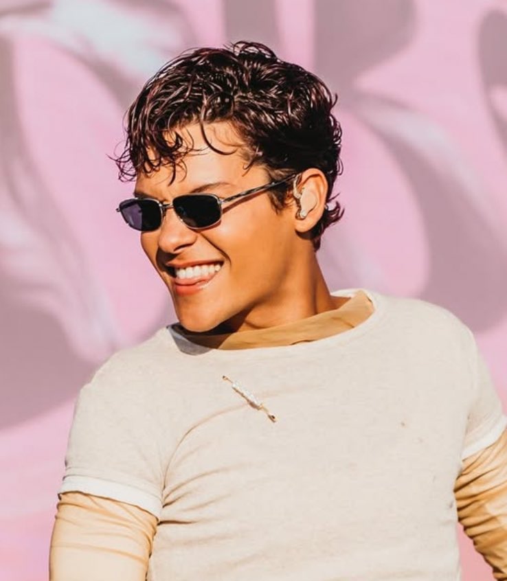 wilmonish's tweet image. when you just see these cute and absolutely adorable pictures you would never guess just how cunty omar looked on stage yesterday