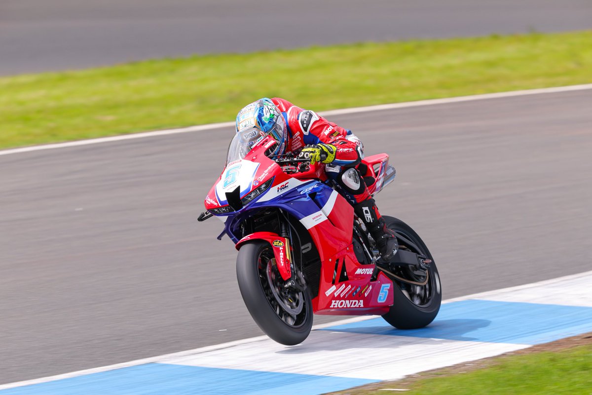 The first Supersport race at <a href="/krcircuit/">Knockhill Circuit</a> is complete

<a href="/JackKennedy14/">Jack Kennedy ☘️</a> P2 after an epic battle
<a href="/deanharrisonTT/">Dean Harrison</a> scythed through from last to P17

#HondaRacing #CBR600RR