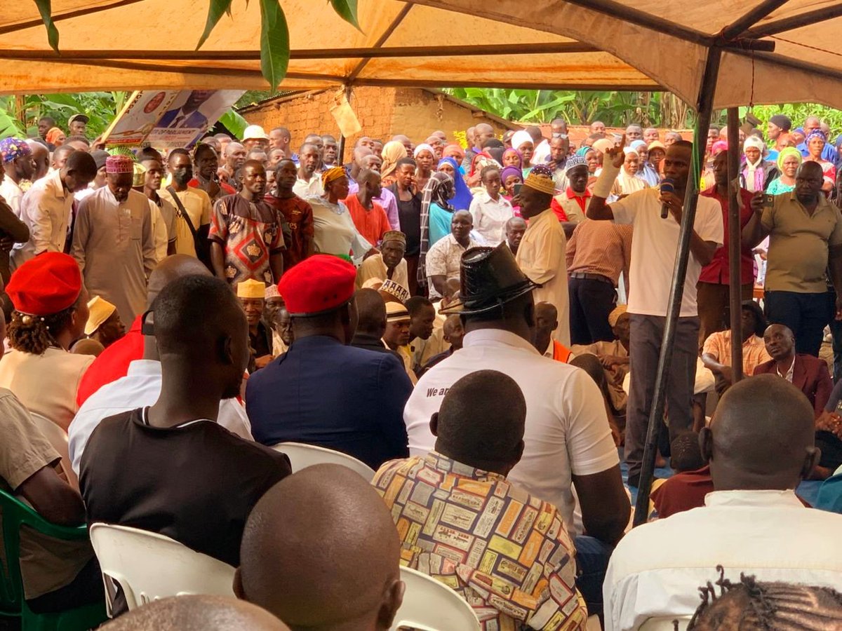 Hon <a href="/masabakarim/">Karim Masaba</a> paying his respects at a local burial in mooni later today. His Such a true servant leader, present in both joy and grief.
#votekarimmasaba
#karimbonga