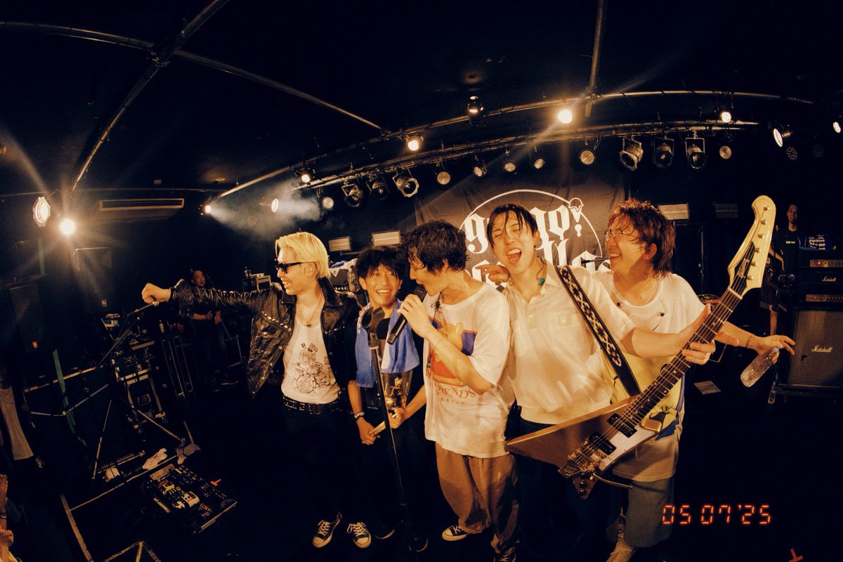 maggiee___mae's tweet image. 灼熱と酸欠で一時退場したプリティの居ない中、この中に楽器を弾ける人はいませんかー！の投げかけに快く応えてくれたファンがドラムを叩いてくれた！
スーパー楽しかったよ、うちか！
ピンチをハッピーに変えてくれてどうもありがとう。
帯広MEGASTONE半端なかった！