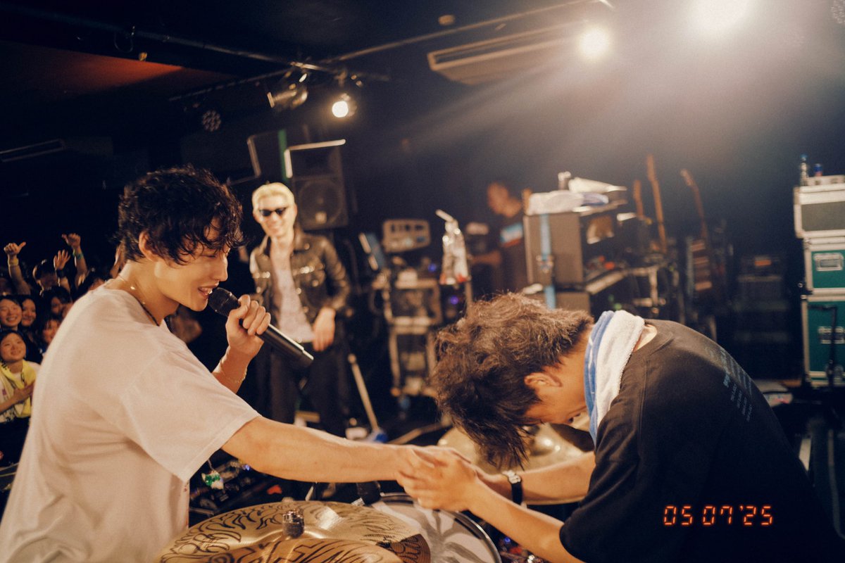 maggiee___mae's tweet image. 灼熱と酸欠で一時退場したプリティの居ない中、この中に楽器を弾ける人はいませんかー！の投げかけに快く応えてくれたファンがドラムを叩いてくれた！
スーパー楽しかったよ、うちか！
ピンチをハッピーに変えてくれてどうもありがとう。
帯広MEGASTONE半端なかった！