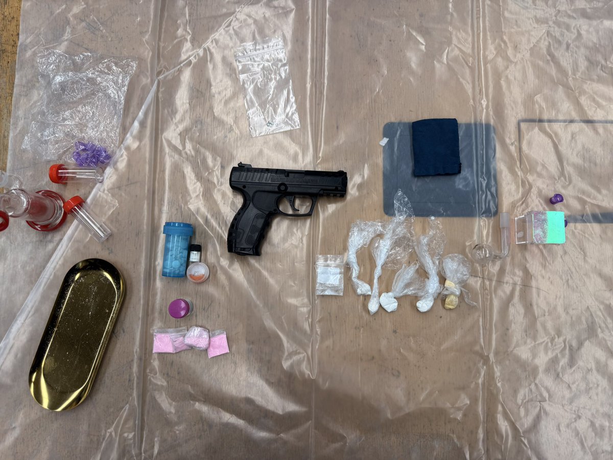 NYPD Midtown North (@nypdmtn) on Twitter photo 🚨Arrest Alert🚨
A victim was threatened with a fake gun, assaulted, & robbed. The suspect fled by car but was pursued & caught in the 20 PCT
Recovered:
    •    Imitation pistol
    •    Narcotics
    •    Vehicle suspended since 2023
Great work by Officer Suri and Perez! 🚨Arrest Alert🚨
A victim was threatened with a fake gun, assaulted, & robbed. The suspect fled by car but was pursued & caught in the 20 PCT
Recovered:
    •    Imitation pistol
    •    Narcotics
    •    Vehicle suspended since 2023
Great work by Officer Suri and Perez!
