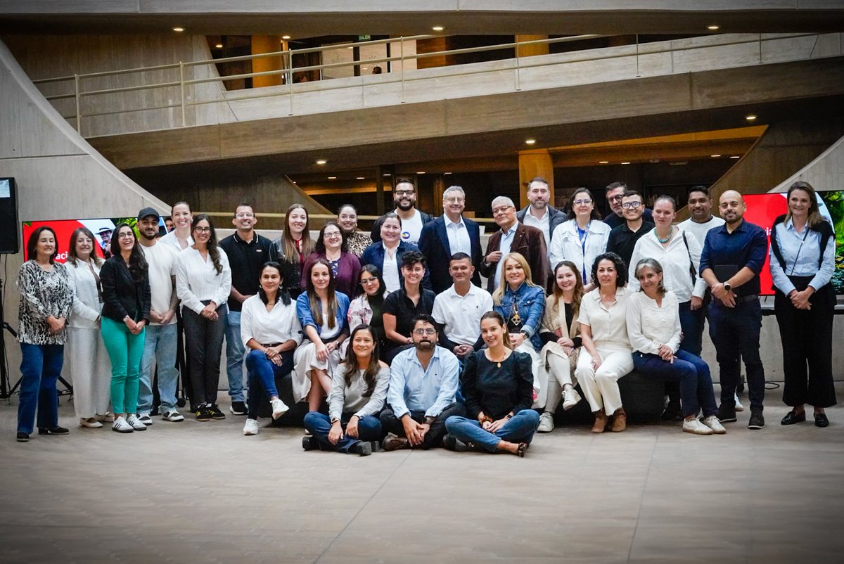 🧵 Este viernes compartimos con líderes jóvenes en NIDO, el Laboratorio de Liderazgo de Manizales. Hablamos de algo urgente para Colombia: cómo construir acuerdos superiores que unan al país desde la empatía, la educación y la equidad. #LiderazgoConPropósito #NIDO