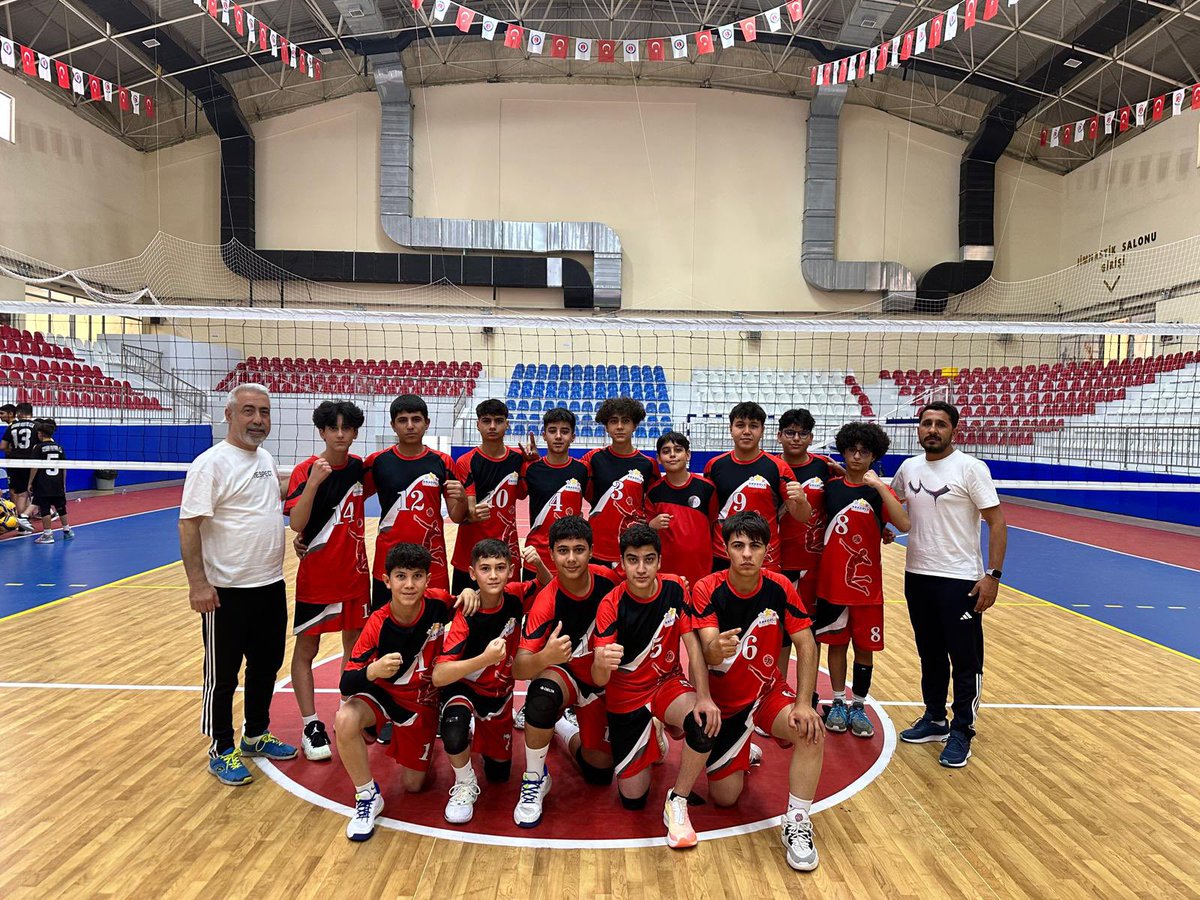 03 - 06 Temmuz tarihlerinde Hakkâri'de düzenlenen Anadolu Yıldızlar Ligi Voleybol Grup Müsabakalarında Gaziantep Erkek Takımımız şampiyon olarak yarı finale  yükseldi!  

Genç sporcularımızı ve teknik ekibimizi yürekten tebrik ediyor, başarılarının devamını diliyoruz! 💪🔥