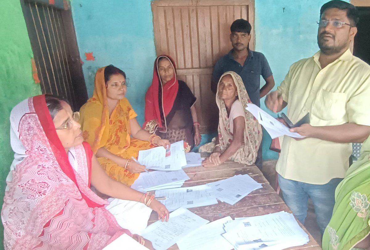 भागलपुर के इस्माईलपुर प्रखंड के परबत्ता गांव में जीविका की सामुदायिक उत्प्रेरक निशा कुमारी बी0एल0ओ0 के साथ बैठकर मतदाताओं का गणना प्रपत्र तैयार करती हुईं। 
<a href="/CEOBihar/">Chief Electoral Officer, Bihar</a> <a href="/IPRDBihar/">IPRD Bihar</a> 
#कोई_मतदाता_छूटे_ना
