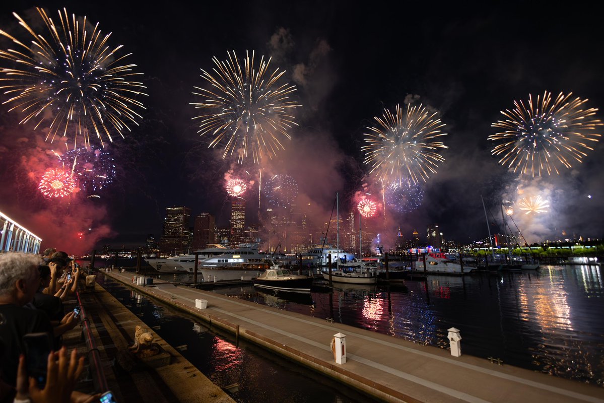 maximusupinNYc's tweet image. Last night, thousands gathered at Brooklyn Bridge Park for the 49th Annual Macy’s 4th of July Fireworks celebration — and it did not disappoint.
