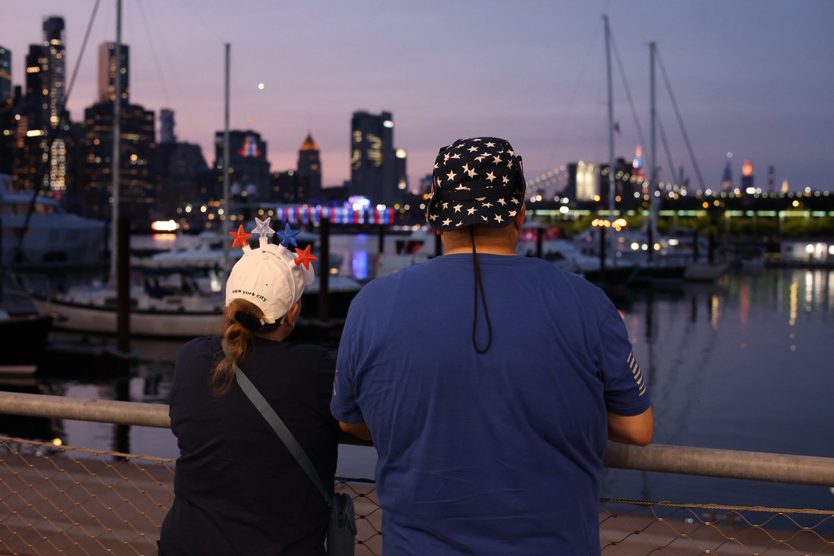 maximusupinNYc's tweet image. Last night, thousands gathered at Brooklyn Bridge Park for the 49th Annual Macy’s 4th of July Fireworks celebration — and it did not disappoint.