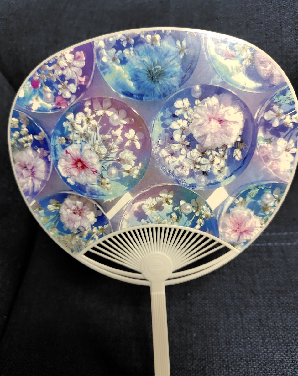 お迎えの品①
Limonさん(<a href="/twinkle_corgi/">Limon🍋3/19-21東京個展💎</a>)のバングルと指輪。
新作のカラフルタイプと今までお迎えを逃していた太いタイプのバングルをゲット✨
相変わらずとても綺麗で可愛い。
このタイプのバングルは付け心地も良く愛用してます😍
好きカラーの指輪もお迎え💍
暑くてうちわ大活躍でした🥵🪭