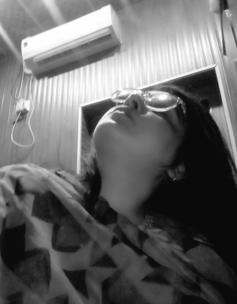 اندرونی کشمکش تباہ کن ہے۔۔۔
دل بتاتا ہی نہیں کہ کیا کمی ہے!!!