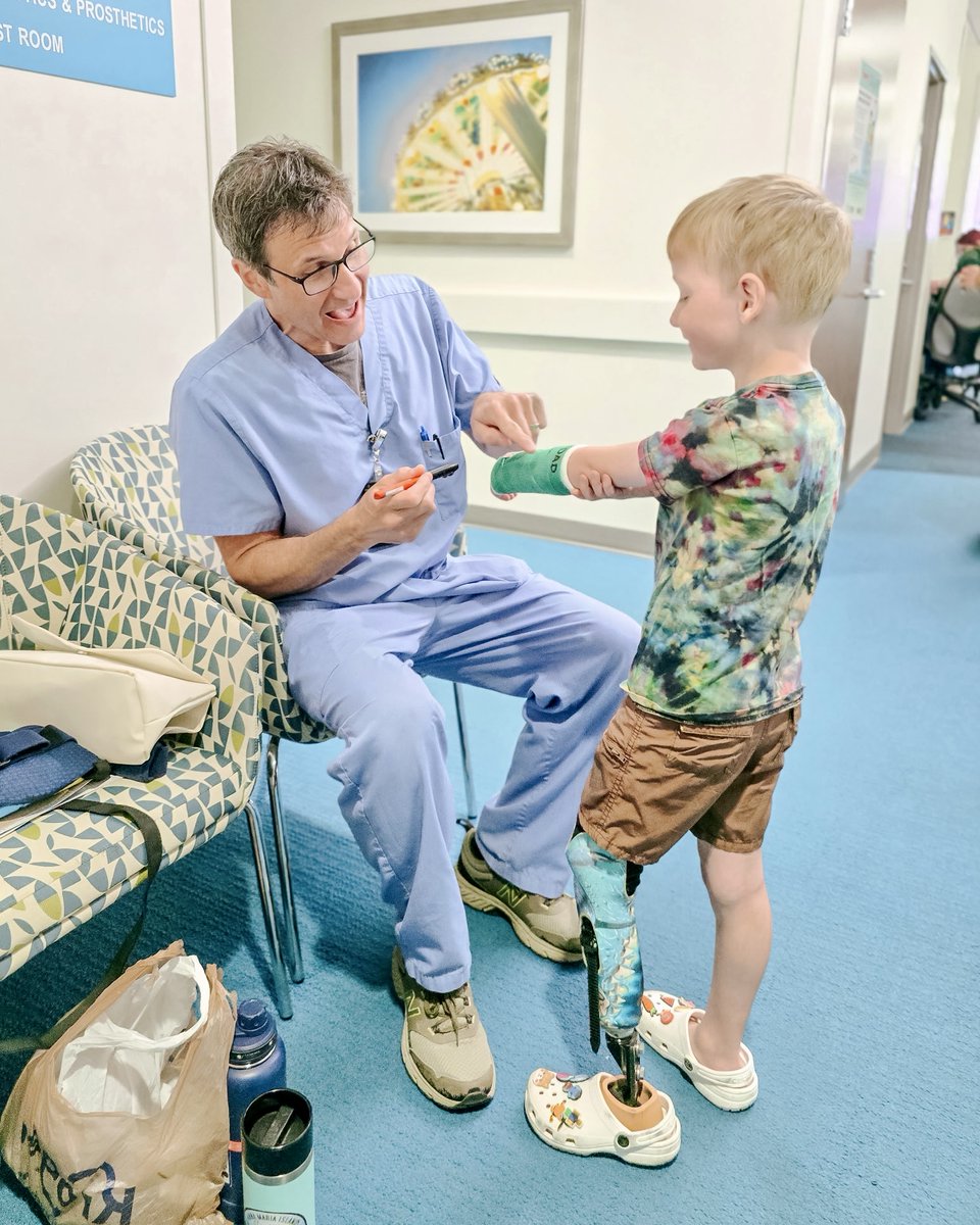ShrinersLex's tweet image. Our buddy Arlo is back! He usually visits us to check in on his prosthesis, but this time he took a tumble off of a stool so he came in for a cast to heal his fractured arm.
We’re always here to help 💛
