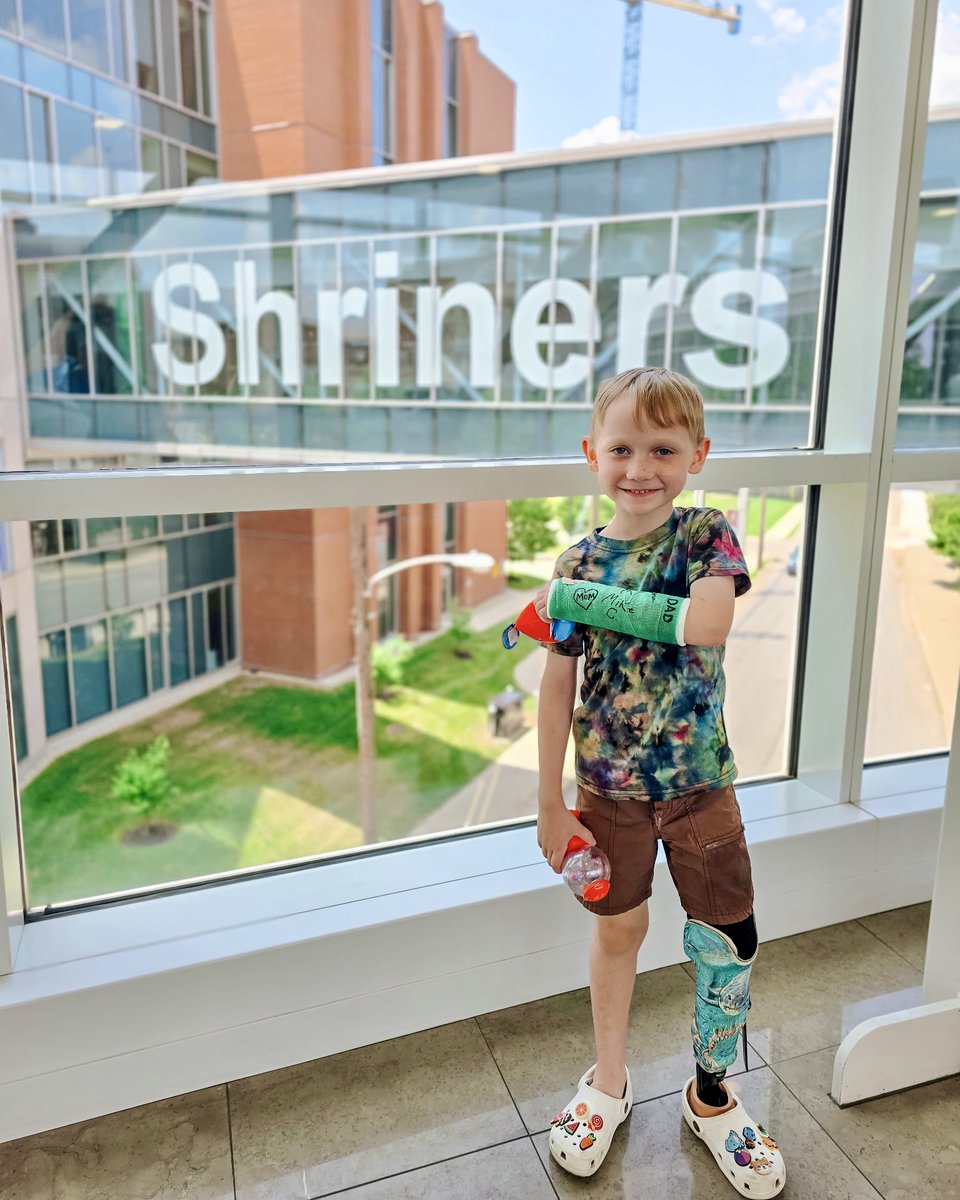 ShrinersLex's tweet image. Our buddy Arlo is back! He usually visits us to check in on his prosthesis, but this time he took a tumble off of a stool so he came in for a cast to heal his fractured arm.
We’re always here to help 💛
