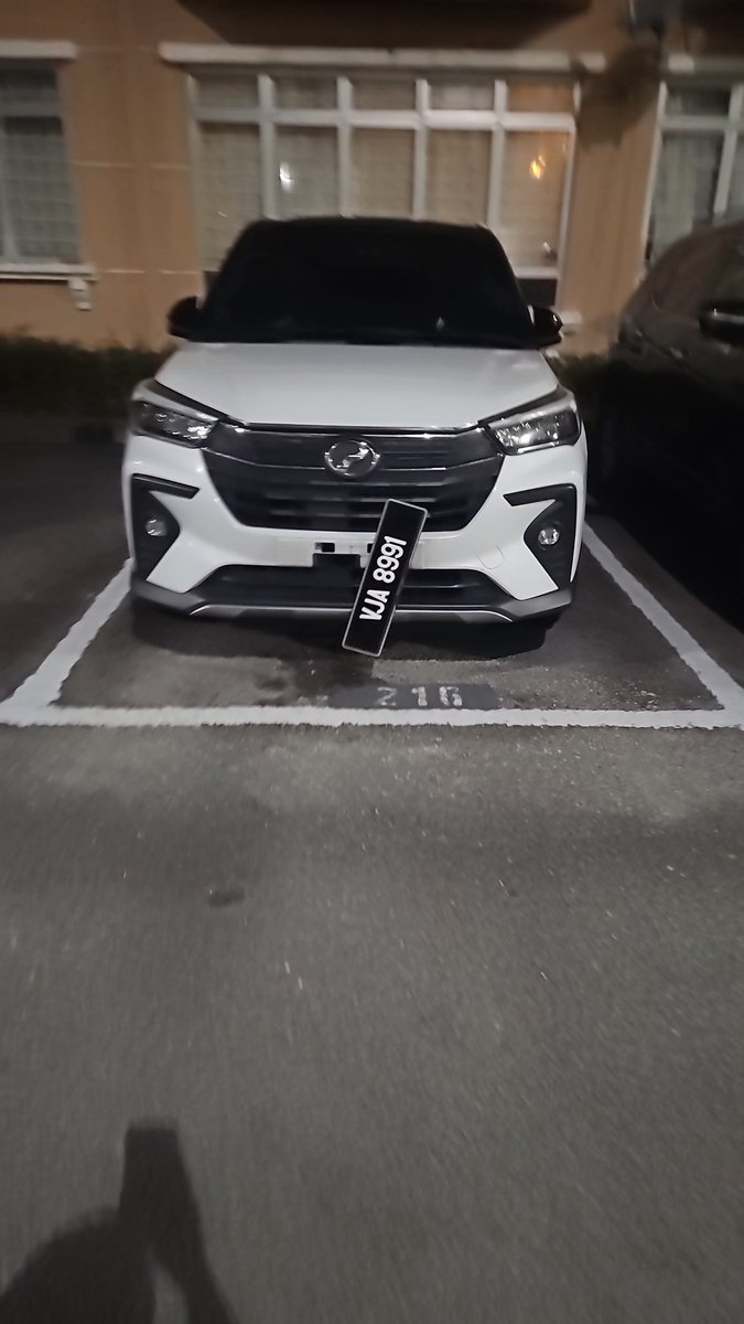caer33's tweet photo. Tengah betulkan plate jatuh, tetiba bau ganja, kuat betul https://t.co/Tos7HrZePf