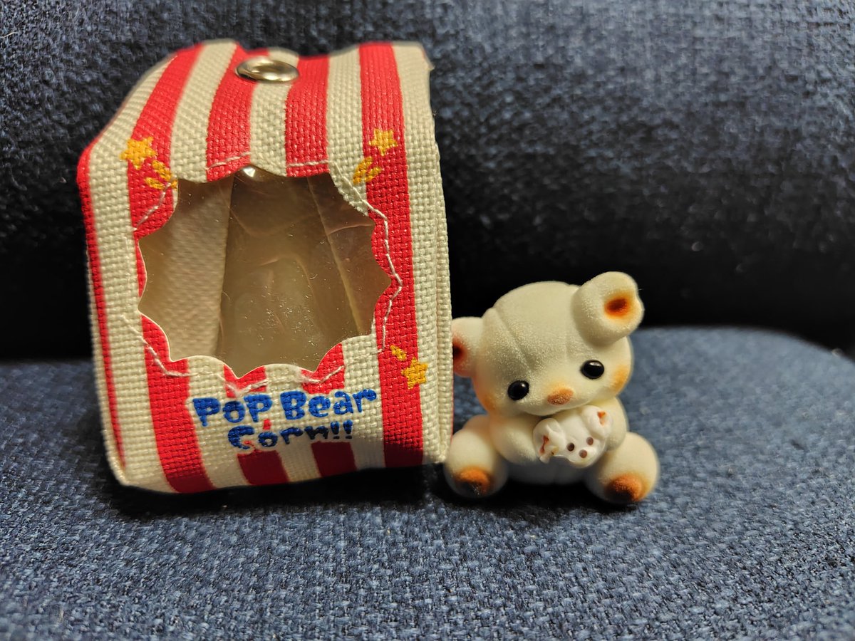 デザフェスお迎えの品②
いとわたあめさん(<a href="/itowataame/">💭いとわたあめ💭美桜</a>)の食いしん坊なポップコーンくまちゃん🐻‍❄️🍿
どの子が出ても大当たりなガチャガチャでしたが、自分のところに来てくれたくまちゃんは余計に可愛いが大爆発💥
肉球も描いて貰えて嬉しかったです✨