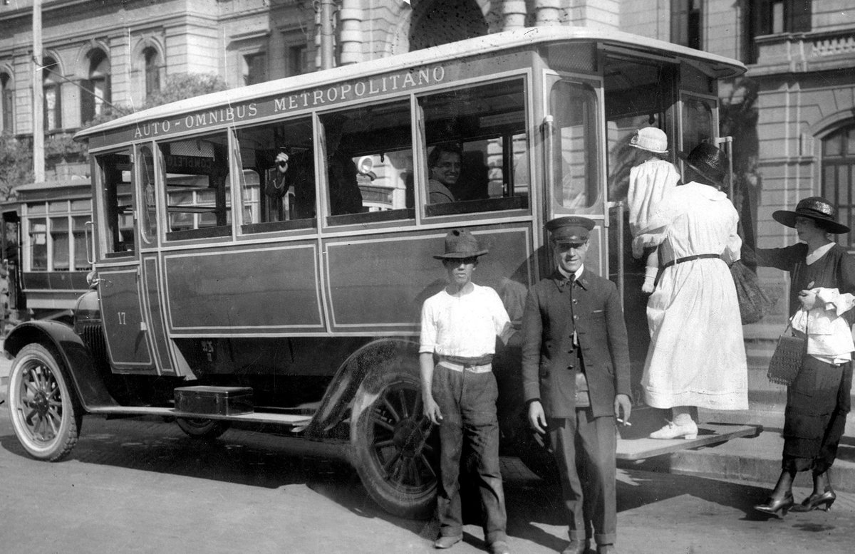 En la década de 1920 varias empresas de ómnibus se incorporan al transporte urbano de Buenos Aires, complementando así un servicio que hasta entonces solo brindaban el sistema tranviario y la única línea del subterráneo Anglo Argentino.