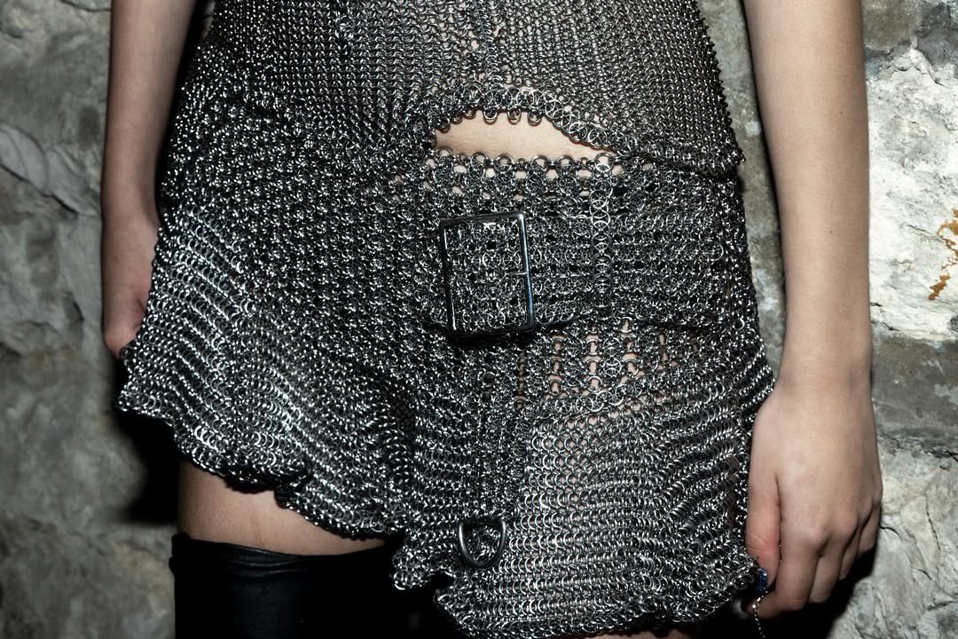 bearsandchics's tweet photo. lisa in custom chainmail two piece by catholic guilt chlothing, made of 100k metal rings! styled by nanist ofc https://t.co/hdG9YVboli
