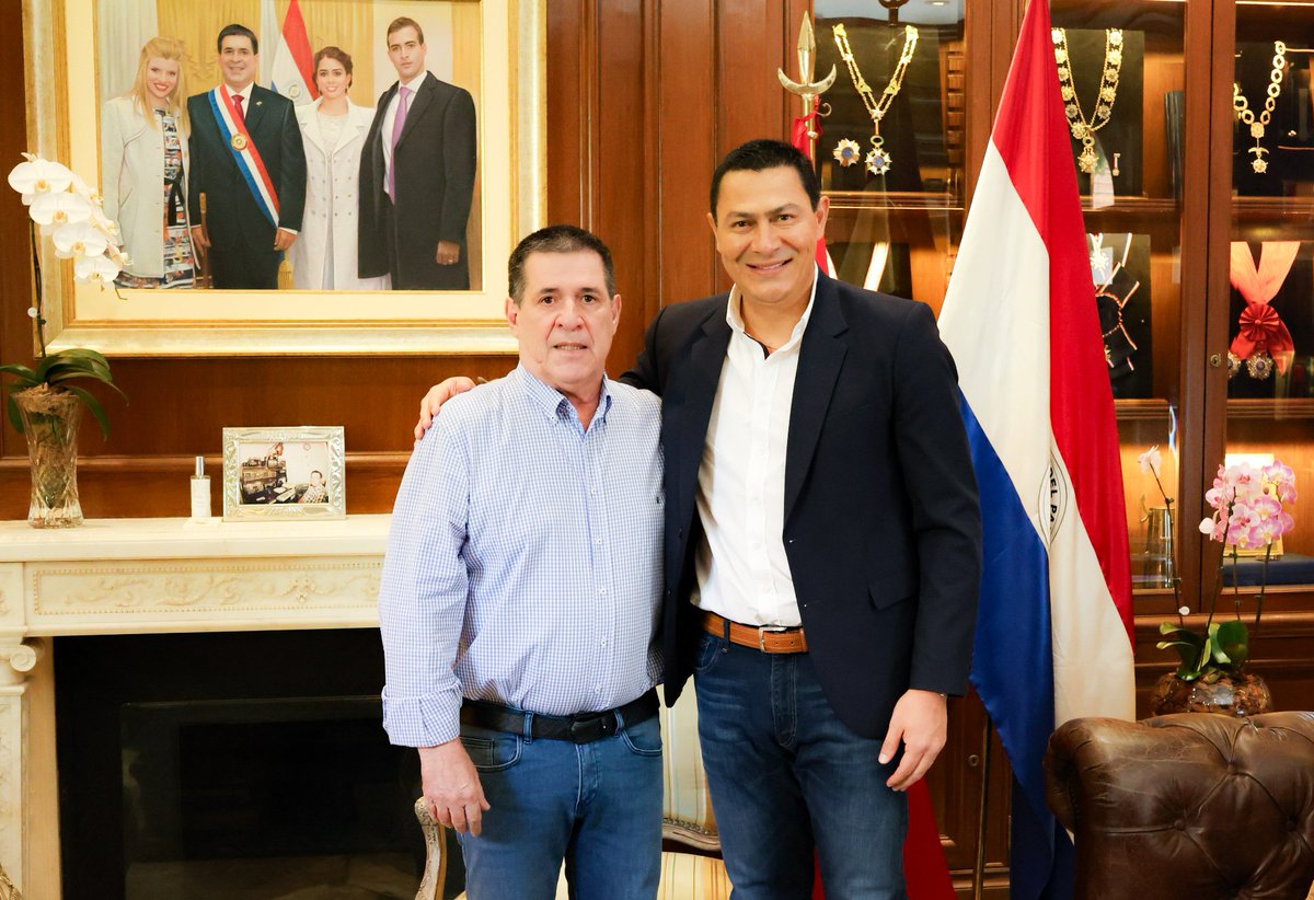 ¡Feliz cumpleaños, presidente Horacio Cartes! En este día especial, celebramos no solo a un gran líder, sino también a una persona cercana, generosa y profundamente comprometida con su gente. ¡Con cariño y gratitud, te deseamos lo mejor!