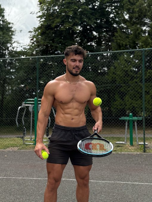 Watch J's leaked NSFW photo on TwXstars