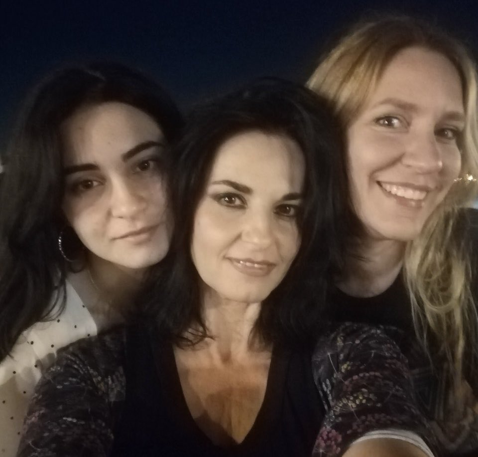 Con mi hija Clara y María Toledo. Mujeres, artistas, jamás serán vencidas❤️💃🏻